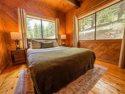 Runway Cabin Retreat With Private Hot Tub!