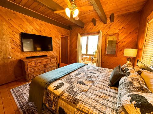 Runway Cabin Retreat With Private Hot Tub!