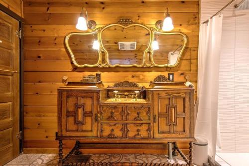 The Creek Lodge in Town Center in Idyllwild, USA