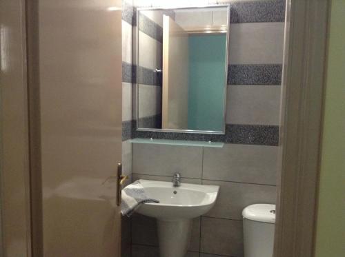 Double or Twin Room image 3