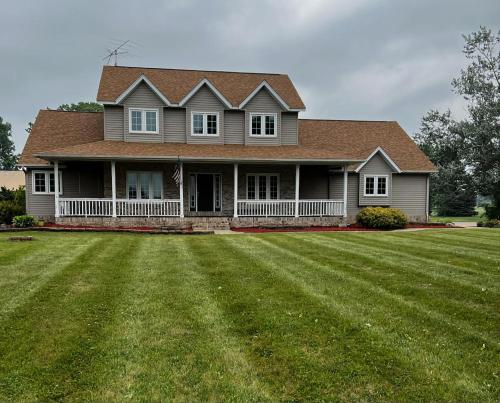 House On Grass Runway with Fly-In/Fly-Out Access in Tecumseh, USA
