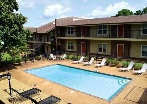 Summer Getaway in Fondren! Sleeps 6 with pool Access!