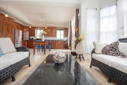 3 bedroom apartment 5 mins from town and beach