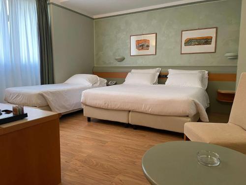 Queen Room with One Queen Bed and One Single Bed - Accessible Bathroom/Non-Smoking