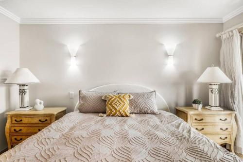 Villa by the Canal - Runaway Bay