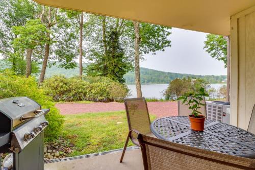 4-Season Condo on Big Boulder Lake with Views! in Lake Harmony, USA