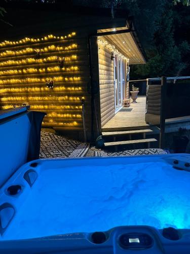 Джакузі, Unique Orchard Lodge for couples with hot tub in Стратхейвен
