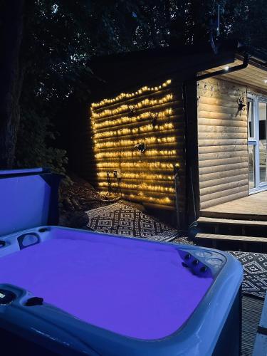 Джакузі, Unique Orchard Lodge for couples with hot tub in Стратхейвен