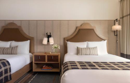 2 queen beds