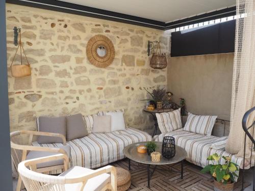 Small holiday home with courtyard, Bellegarde