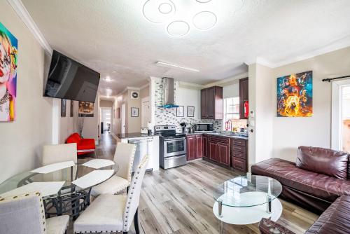 4BR HOME SLEEPS 13 DOWNTOWN/Pet Friendly/EVCharger detail
