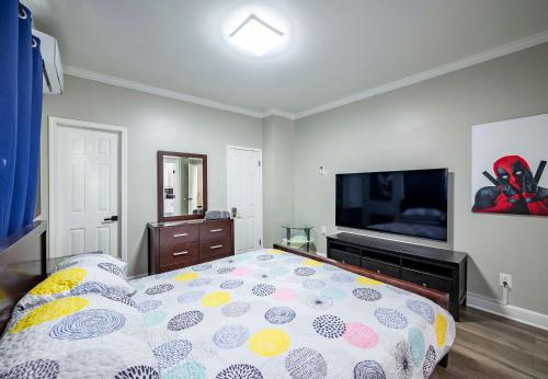 5BR HOME SLEEPS 16 DOWNTOWN/Pet Friendly/EV Charger in Houston, USA