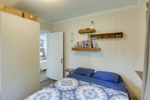 Cozy Fremont Cottage on Lake Poygan and Fishing Dock - image 8