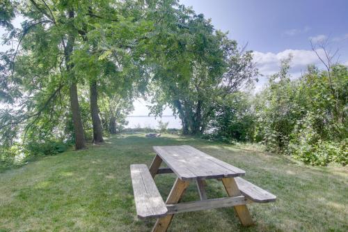 Cozy Fremont Cottage on Lake Poygan and Fishing Dock