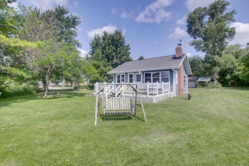 Cozy Fremont Cottage on Lake Poygan and Fishing Dock - image 4