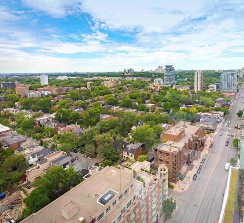 Luxury Apartment in Yorkville Downtown Toronto with City View