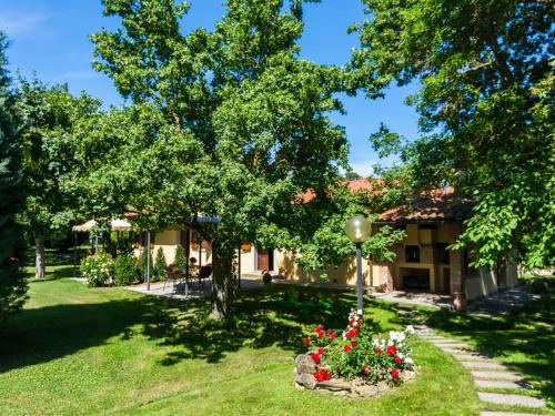 Spacious Farmhouse in Castiglion Fiorentino with Garden