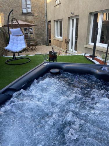 Beau Loft room proche mont saint Michel jaccuzi illimité en plein centre Avranches