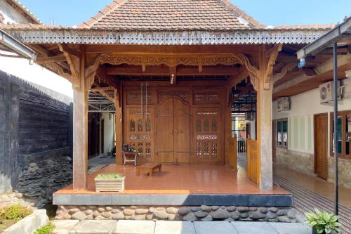 Adipura Guesthouse Syariah RedPartner near Terminal Nganjuk