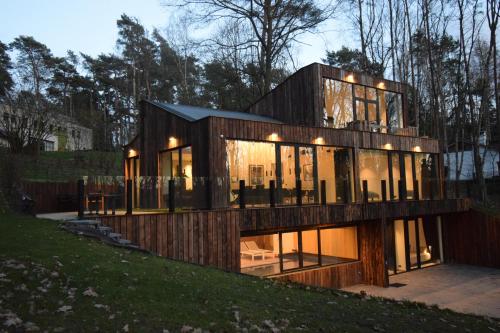 Chambre avec piscine sauna jacuzzi gîte à louer Court-Saint-Étienne