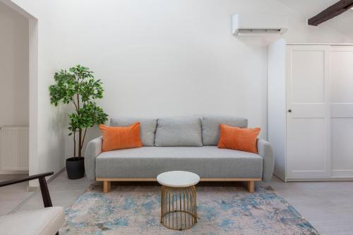 Rustic Central Studios by LH 2