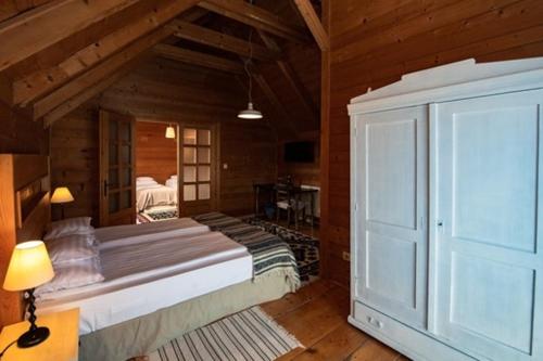 1 queen bed, 2 twin beds