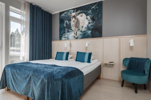2 twin beds, 2 bunk beds