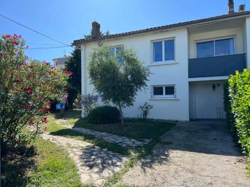 Maison indépendante avec 6 chambres proche du tram A