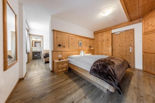 1 queen bed, 1 twin bed