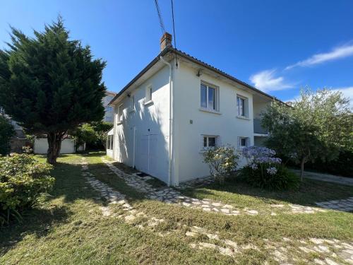 Maison indépendante avec 6 chambres proche du tram A