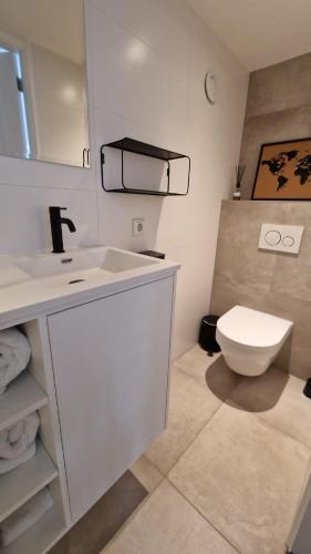 LIEV Amsterdam Cozy boutique suite in The Pijp, Амстердам (фото 9)