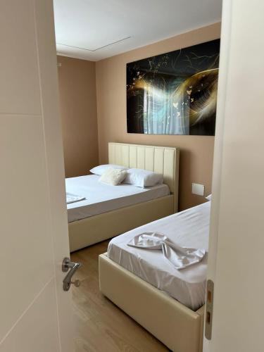 1 double bed, 1 twin bed