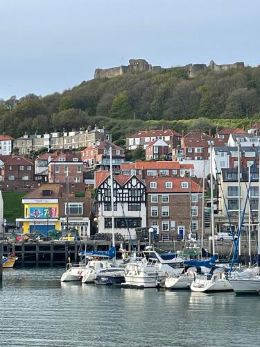 Herring Girl House - Harbourside property, sleeps 8