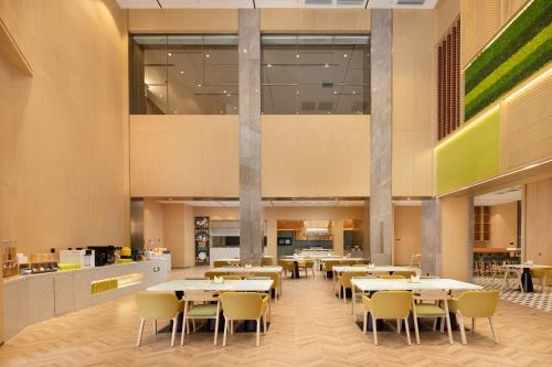 Food and beverages, Home2 Suites by Hilton Beijing West Railway Station in West Railway Station