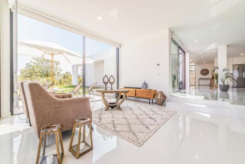 ห้องส่วนกลางสำหรับนั่งเล่น/ดูทีวี, Villa Arrabida in เซซิมบรา