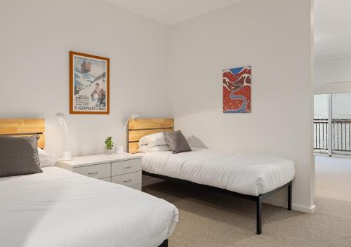 4 twin beds, 2 bunk beds