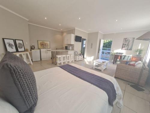 B&B East London - Bright spacious self-catering studio - Bed and Breakfast East London