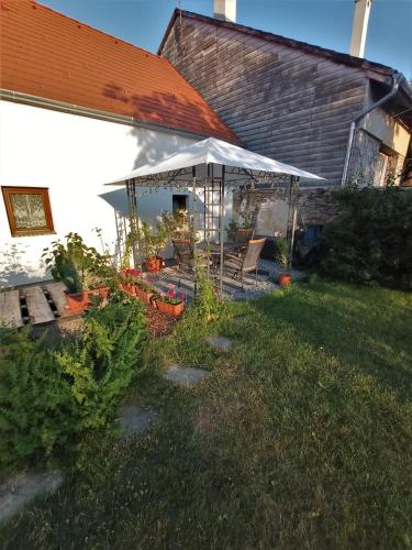 400 Éves Ház Vendégház (400 Eves Haz Vendeghaz) in Bozsok