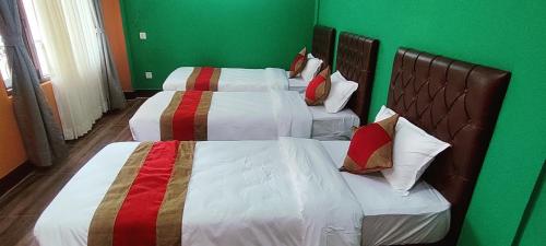 3 twin beds