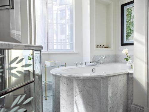 479145892 The Dorchester - Dorchester Collection
