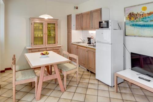 One-Bedroom Apartment Plus with Terrace image 4