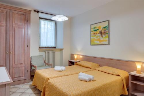 2 bedrooms, 5 beds