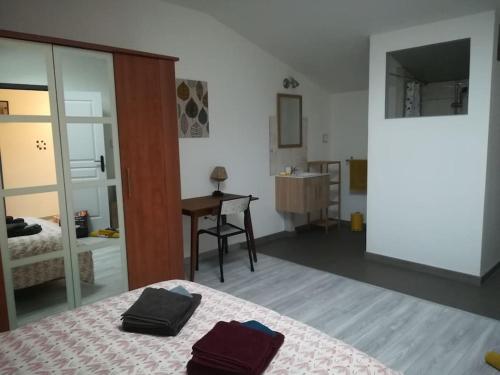 Gîte indépendant neuf, idéal vacances nature au calme, proche rivières, N147 & Civaux (Gite independant neuf, ideal vacances nature au calme, proche rivieres, N147 & Civaux) in Lusaka Lešato