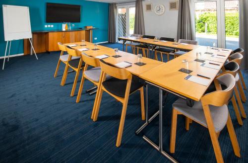 Holiday Inn Express Peterborough an IHG Hotel - image 10