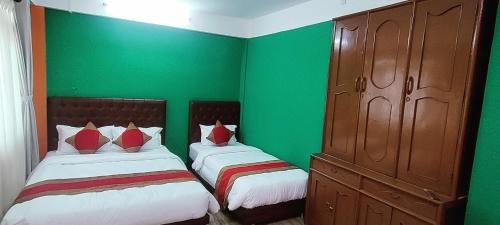 2 twin beds