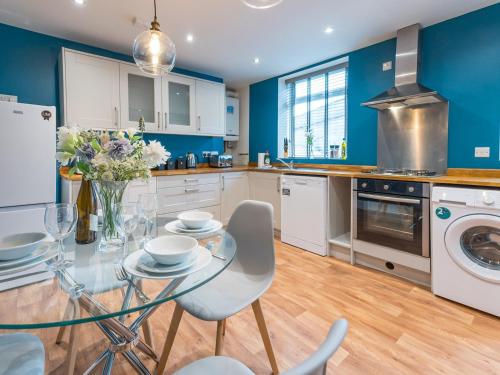 Pass the Keys Perfectly located 2 bed townhouse in Shrewsbury photo 1