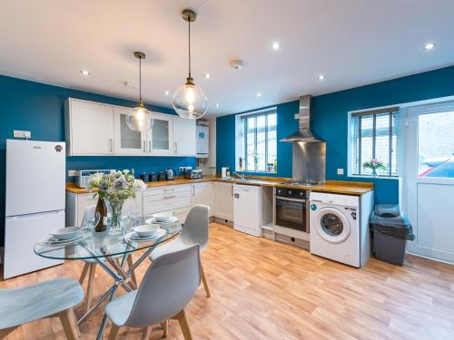 Pass the Keys Perfectly located 2 bed townhouse in Shrewsbury photo 3
