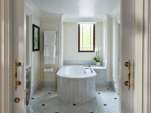479152448 The Dorchester - Dorchester Collection