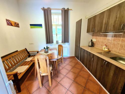 virtuve, Úzkokolejky - apartmány Střížovice (Uzkokolejky - apartmany Strizovice) in Kunzak