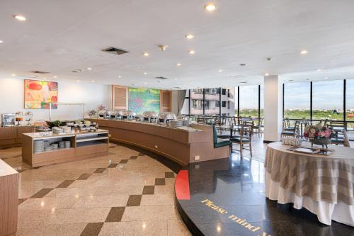Ресторант, Riverine Place Hotel and Residence in Нантабури